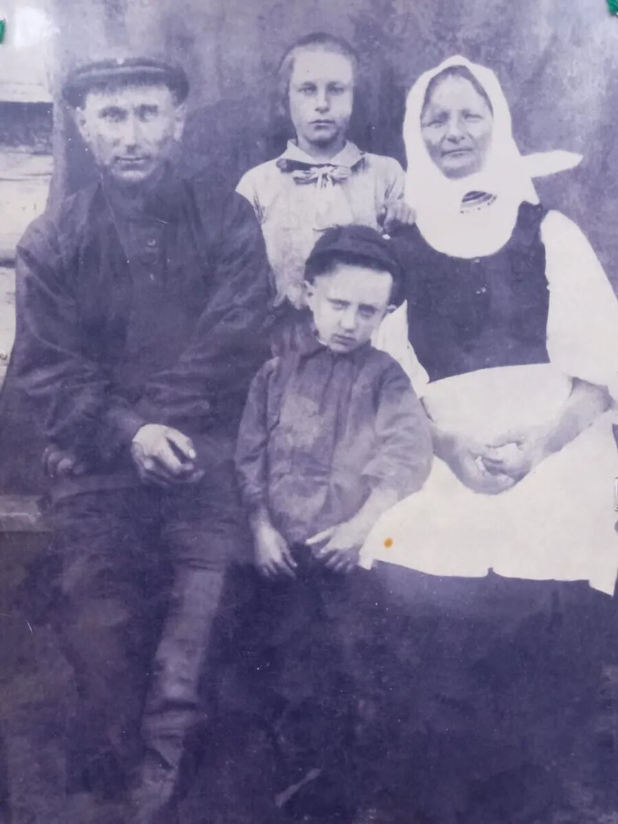 Фото из семейного архива. 1936 г. Лешковы Иван Андреевич и Наталья Семёновна. Их дети - Александра Евтифиевна и Павел Иванович.