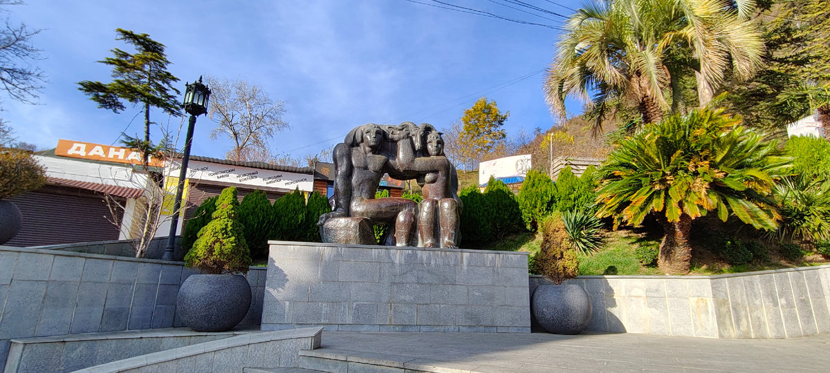 Это рядом с ней