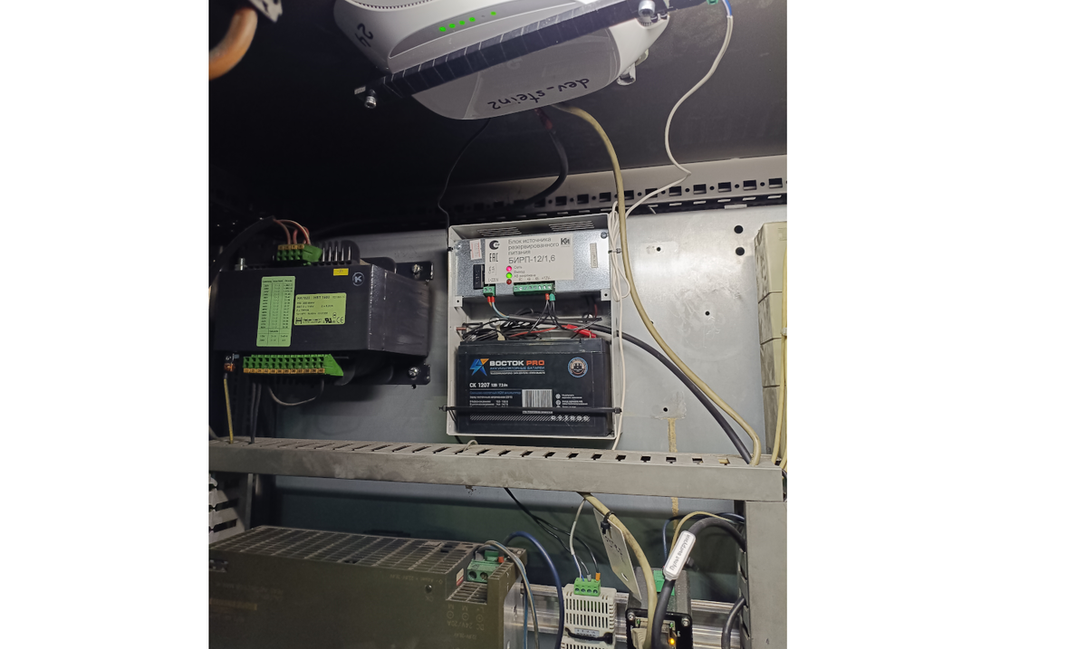 Пример установки IES с ИБП и датчиком температуры в шкафу.