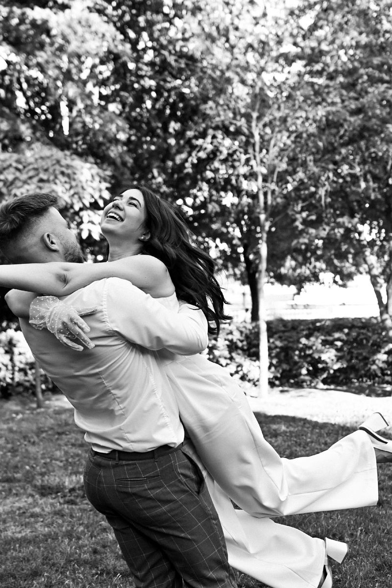 Замечали тренд? Вместо очередного гаджета или сумочки мы всё чаще хотим вкладываться в эмоции, события💫

Вот что на самом деле покупает современный человек, инвестируя в впечатления:

1. Они делают нас богаче внутри
Новая вещь со временем теряет ценность и novelty-эффект.А воспоминание о закате в горах, смехе с друзьями или свадьба мечты  с годами только приумножается, обрастая теплыми деталями. Это актив, который нельзя обесценить.

2. Это инвестиция в отношения
Вы помните,какой телефон купили 3 года назад? А вот день вашей свадьбы становится частью вашей общей истории, вашим «а помнишь?..». Вещи нас окружают, а впечатления - связывают.

3. Они становятся частью нашей личности
Нас определяют не бренды в нашем гардеробе,а наши путешествия, знания, навыки и пережитые эмоции. «Я тот, кто прыгал с парашютом / видел северное сияние / женился на любимой женщине». Опыт становится кирпичиком в фундаменте нашего «Я».

4. Это способ быть «здесь и сейчас»
В мире цифрового шума и бесконечного спринта живое,тактильное переживание - это форма осознанности и цифрового детокса. Момент, когда ты не листаешь ленту, а проживаешь свою собственную, настоящую жизнь.

5. Впечатления - это новая роскошь
В эпоху изобилия материальных благ статусом становится не владение,а бытие. Свобода, время, уникальный опыт - вот что по-настоящему ценно сегодня.                                                                          Со своей командой создаю не просто мероприятия. Мы проектируем эмоциональный ландшафт вашей жизни — те самые яркие точки на карте воспоминаний, которые будут греть вас долгие годы.

А что для вас самый ценный опыт, за который вы были готовы заплатить? 