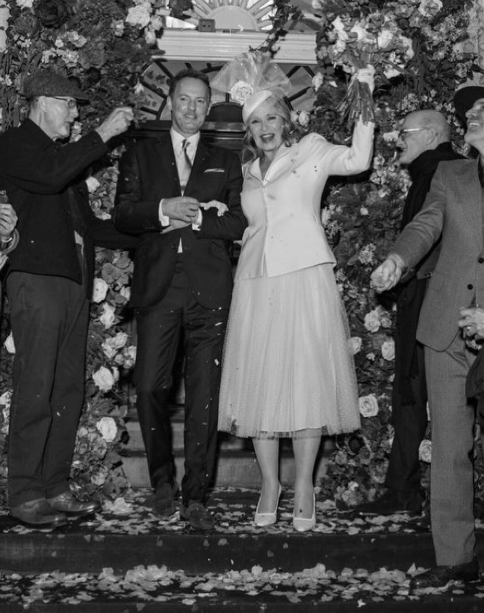 Фото со свадьбы Ким Кэтролл и Расселла Томаса. Материал:  Philip Treacy.