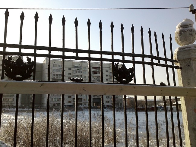 от старой школы тут только ограда, да?