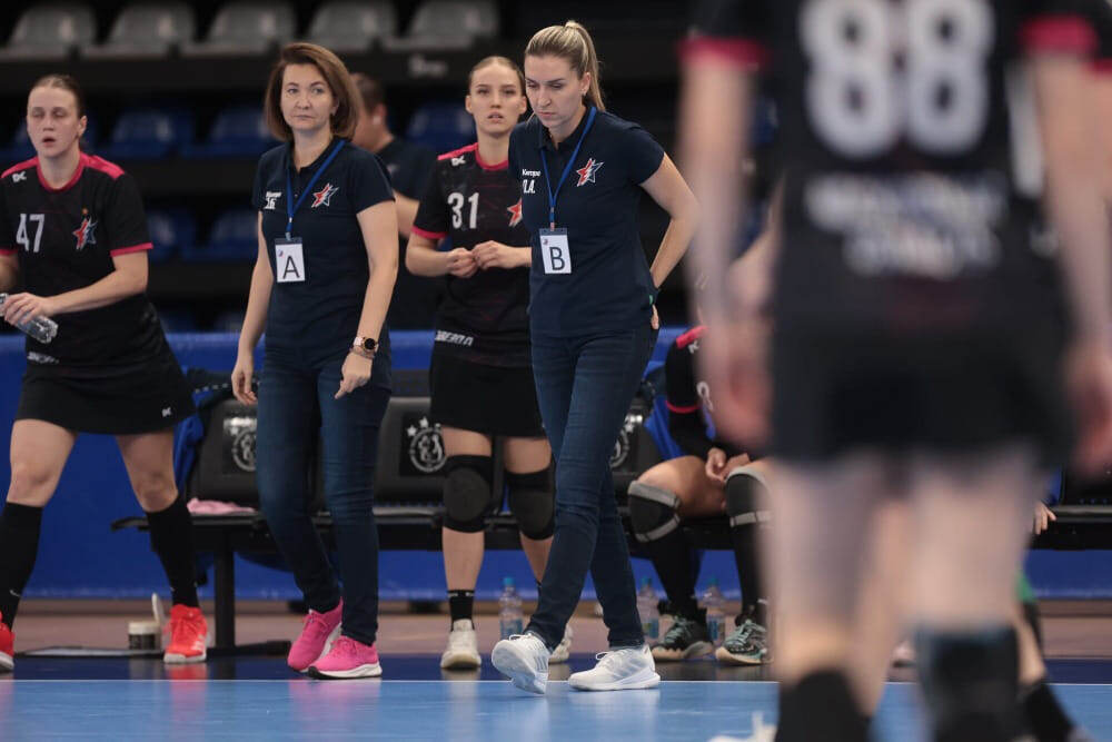    Олька Акопян сожгла до перерыва два тайм-аута, но так и не достучалась до команды