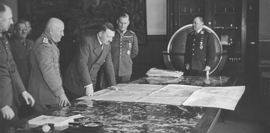 Гитлер и командование ОКХ обсуждает план нападения на СССР. Из открытых источников