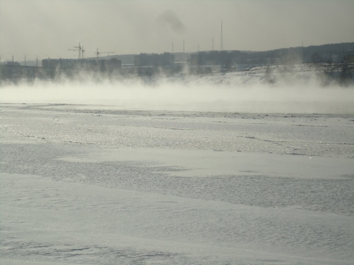 вид  правого берега; слева виден Академический мост