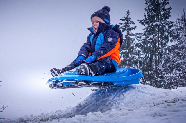    7 декабря можно пойти и покататься с детьми на горках. Фото: pixabay.com