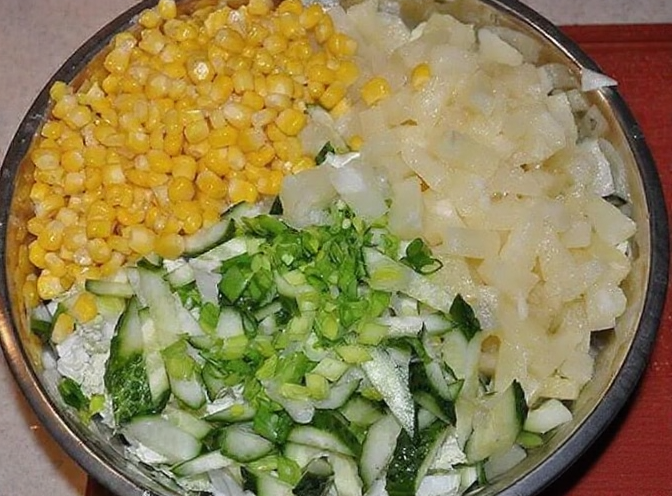 Легкий салат с пекинской капустой и курицей