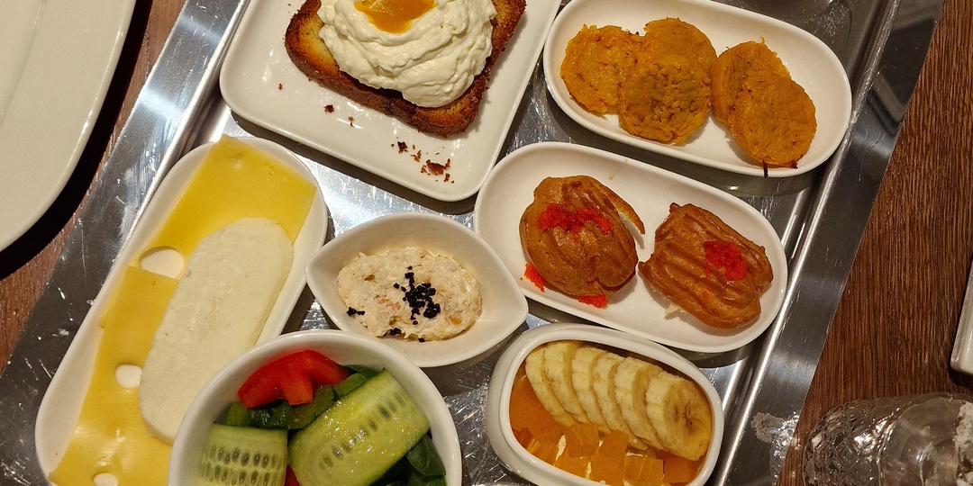 «Тут вообще нечего есть»: как я сводила ребёнка позавтракать чёрной икрой