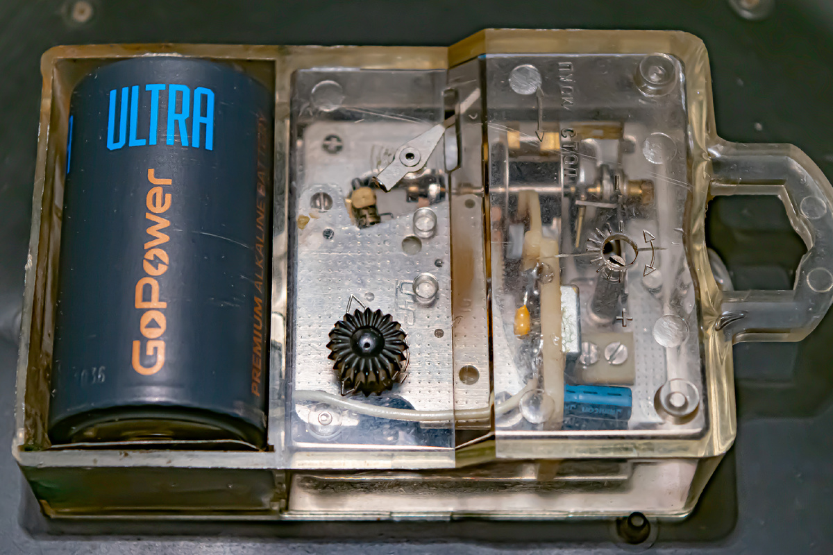 Механизм и электроника настенных электромеханических часов «Янтарь»