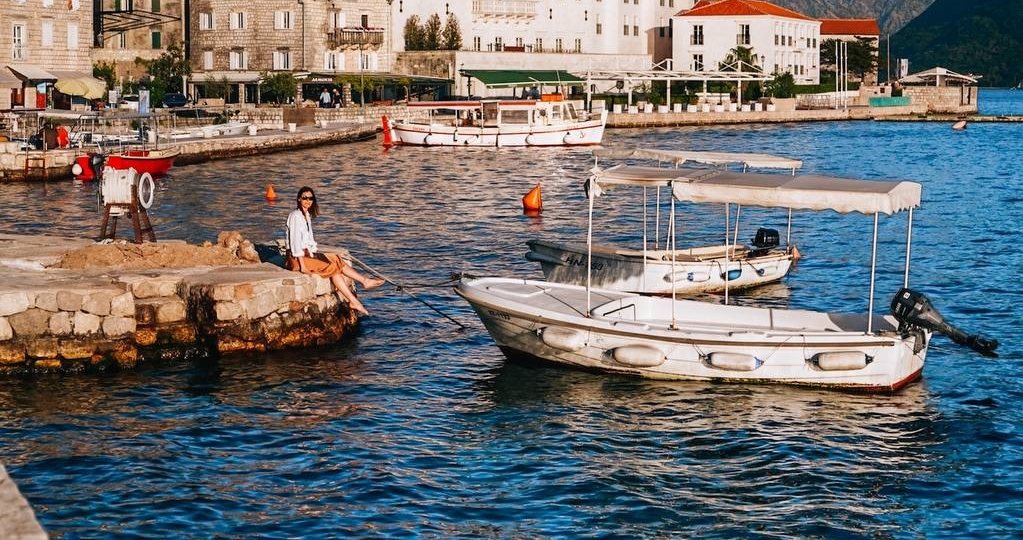 Летний сезон 2026 года остается последним, когда россиянам можно посетить Черногорию без визы.