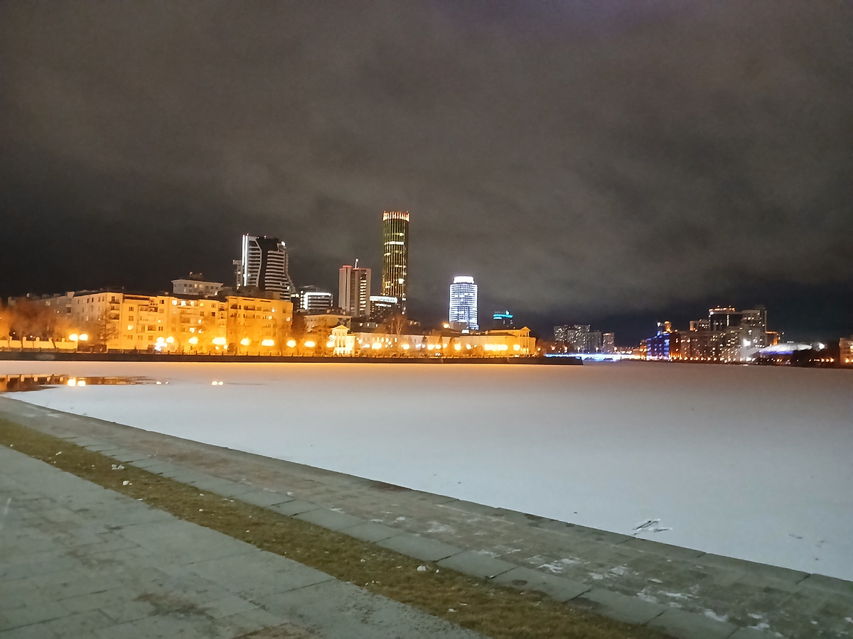 Река Исеть почти замерзла