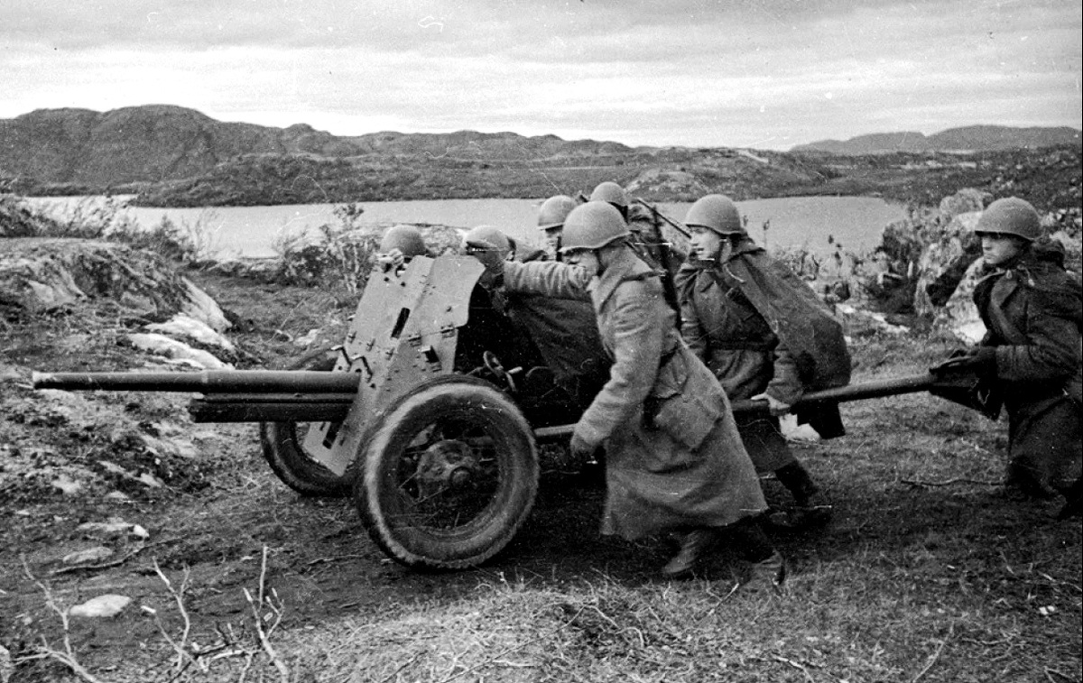 Перемещение 45мм орудия силами расчёта. источник waralbum.ru