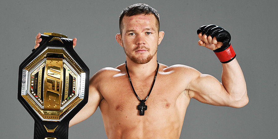 Пётр с поясом UFC.
