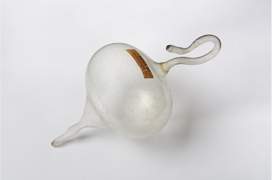 50 куб. см «Парижского воздуха». Марсель Дюшан. Художественный музей Филадельфии. Интересно, что в 1949 г. ампула разбилась и была склеена, воздух уже перестал быть парижским?