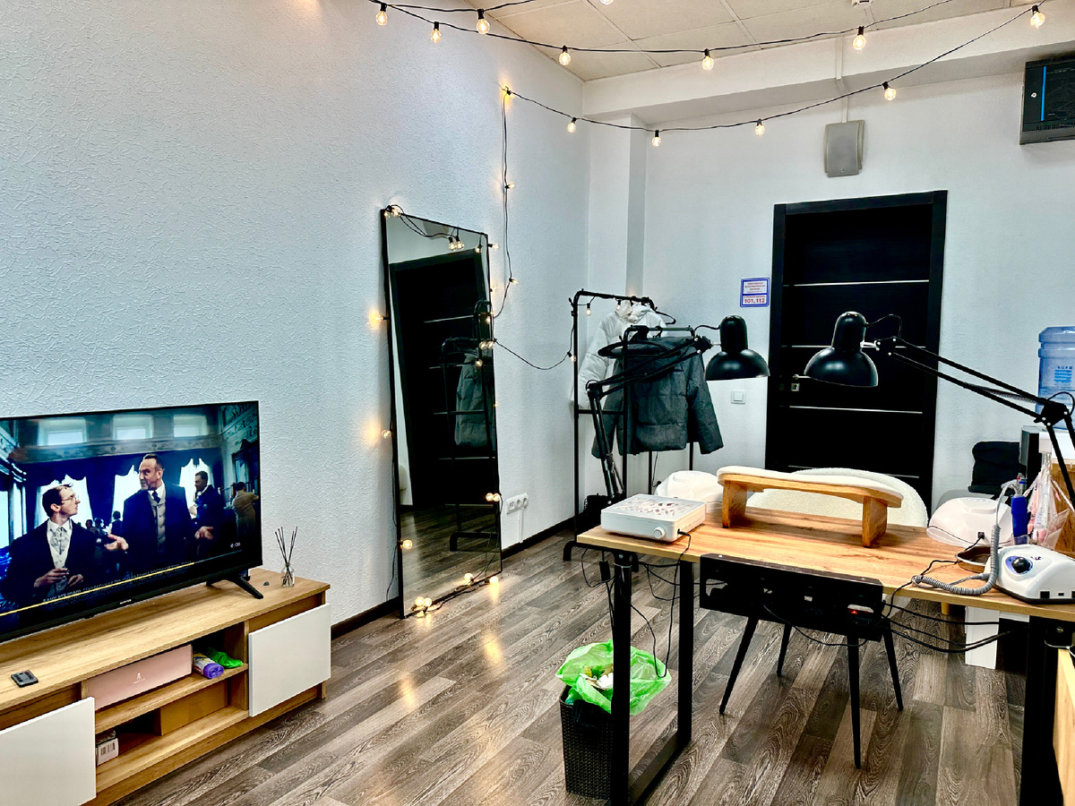 Кабинет, который арендует моя мастер. Фотографирую с педи-кресла)) Во время процедуры смотрели фильм «Отец» с Энтони Хопкинсом. До конца не успела, но, кажется, очень хороший. Но грустный. Не рассказывайте, чем закончится, если смотрели:)