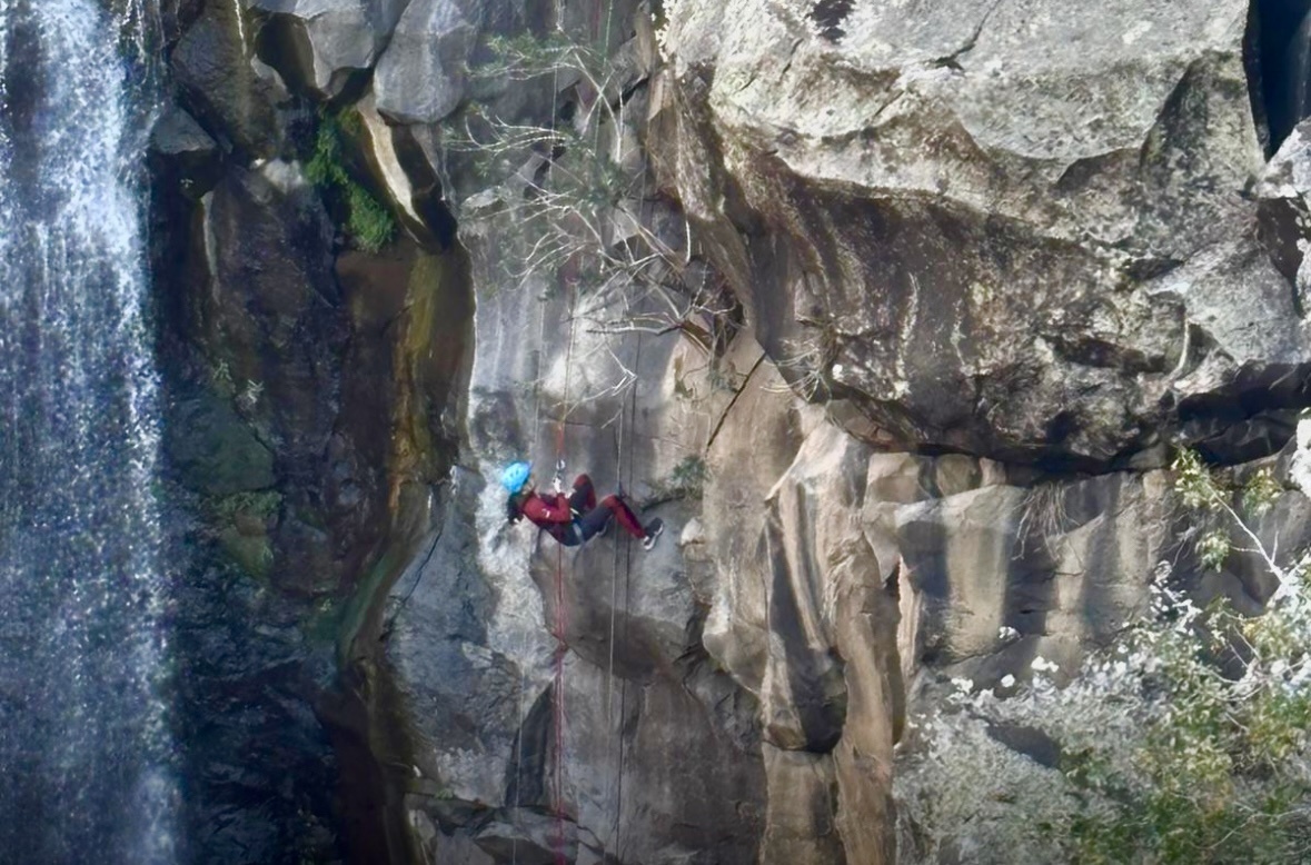 Яблочко покоряет водопад. Правда, она говорит, что на фотографии выглядит более экстремально, чем на самом деле. Там не очень высоко и тело хорошо фиксируется веревками. Но я все равно, когда увидела фотографию, чуть в обморок не упала.