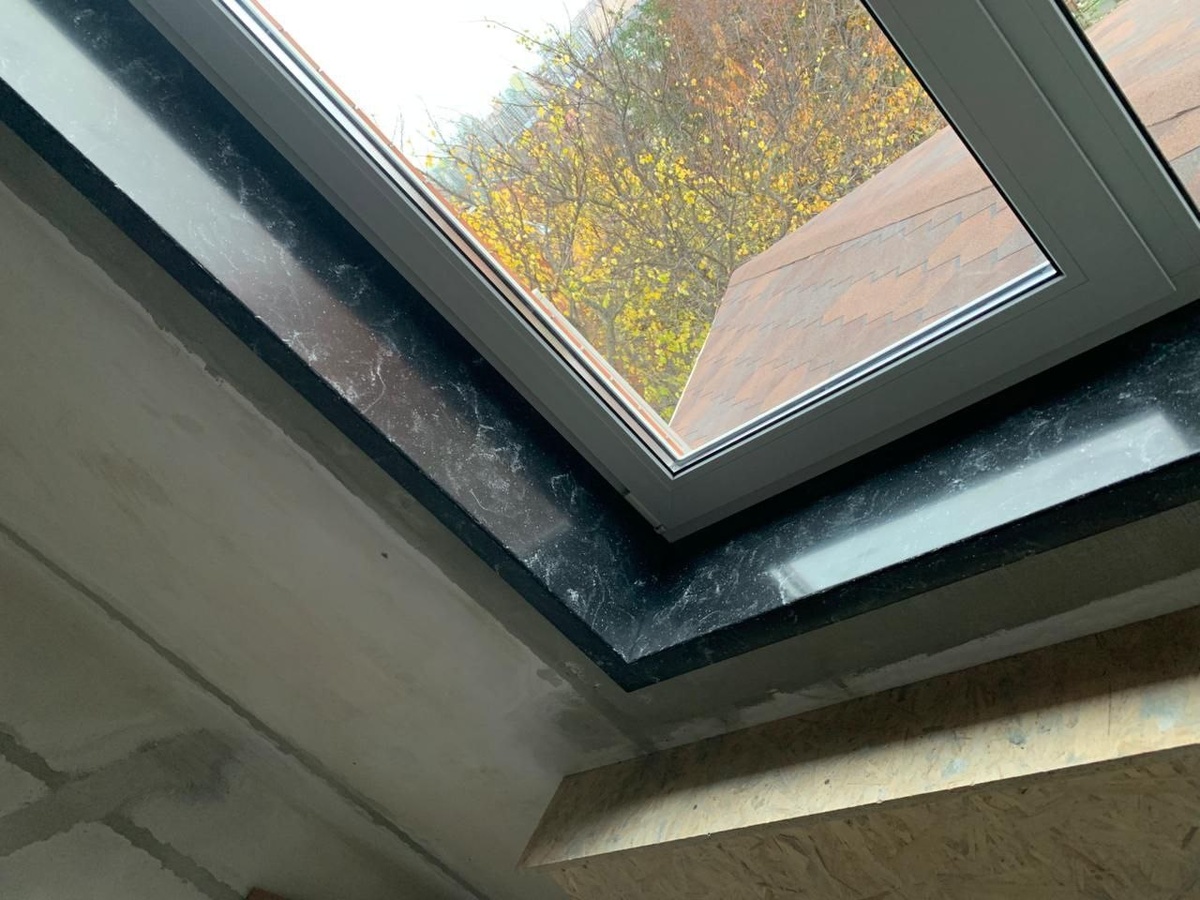 монтаж подоконника из акрилового камня