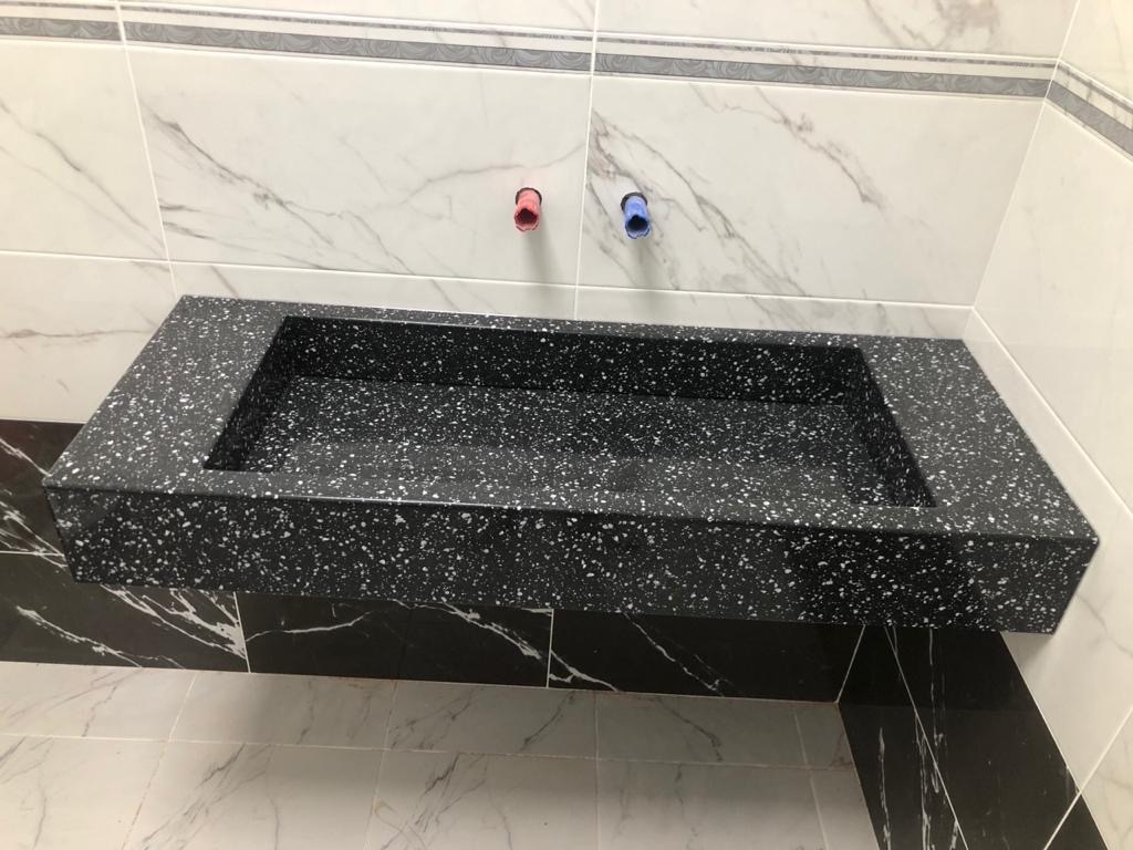 фото  с монтажа подвесного умывальника из акрилового камня