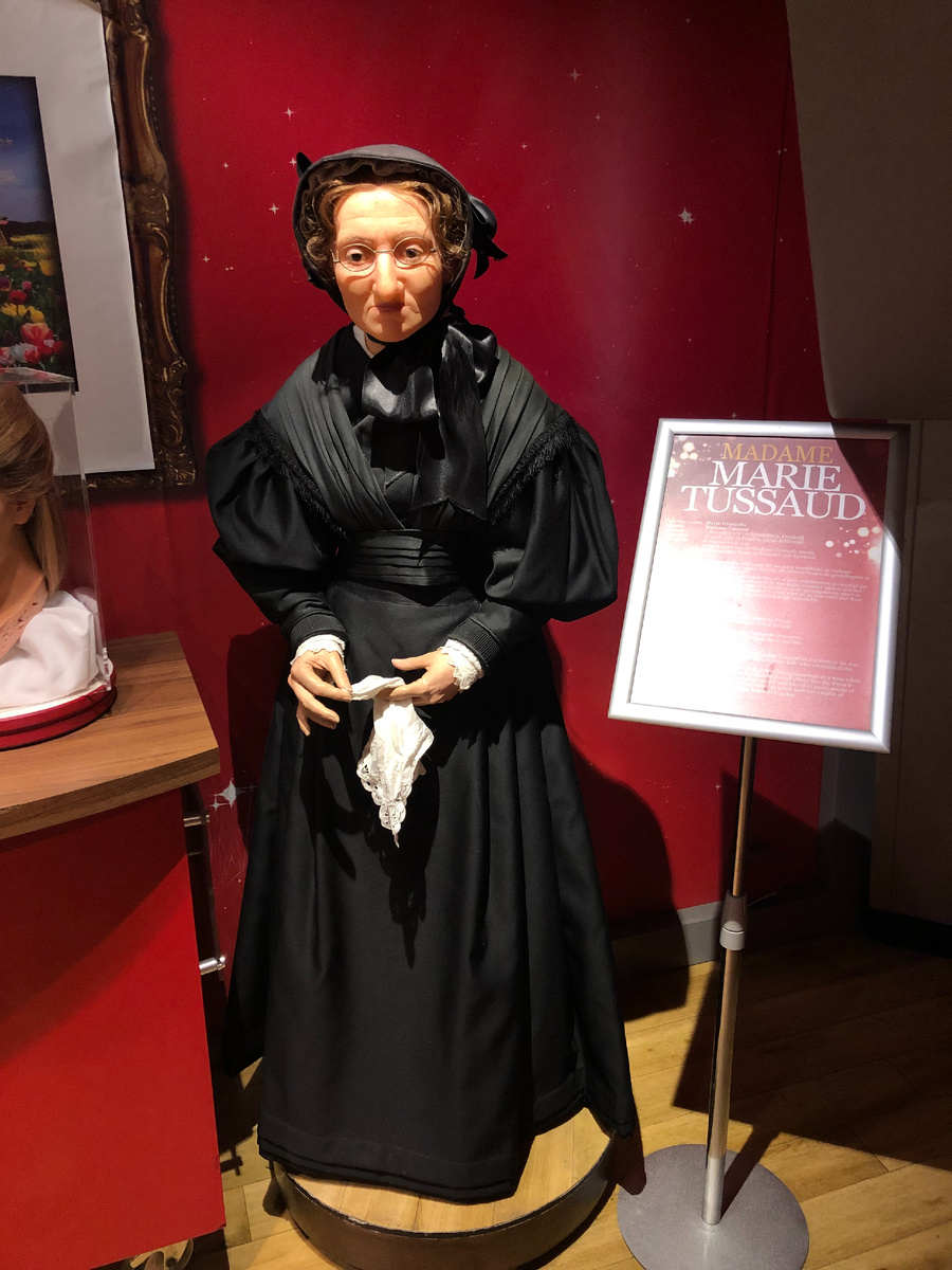 Этой тетушке восковой палец в рот не клади