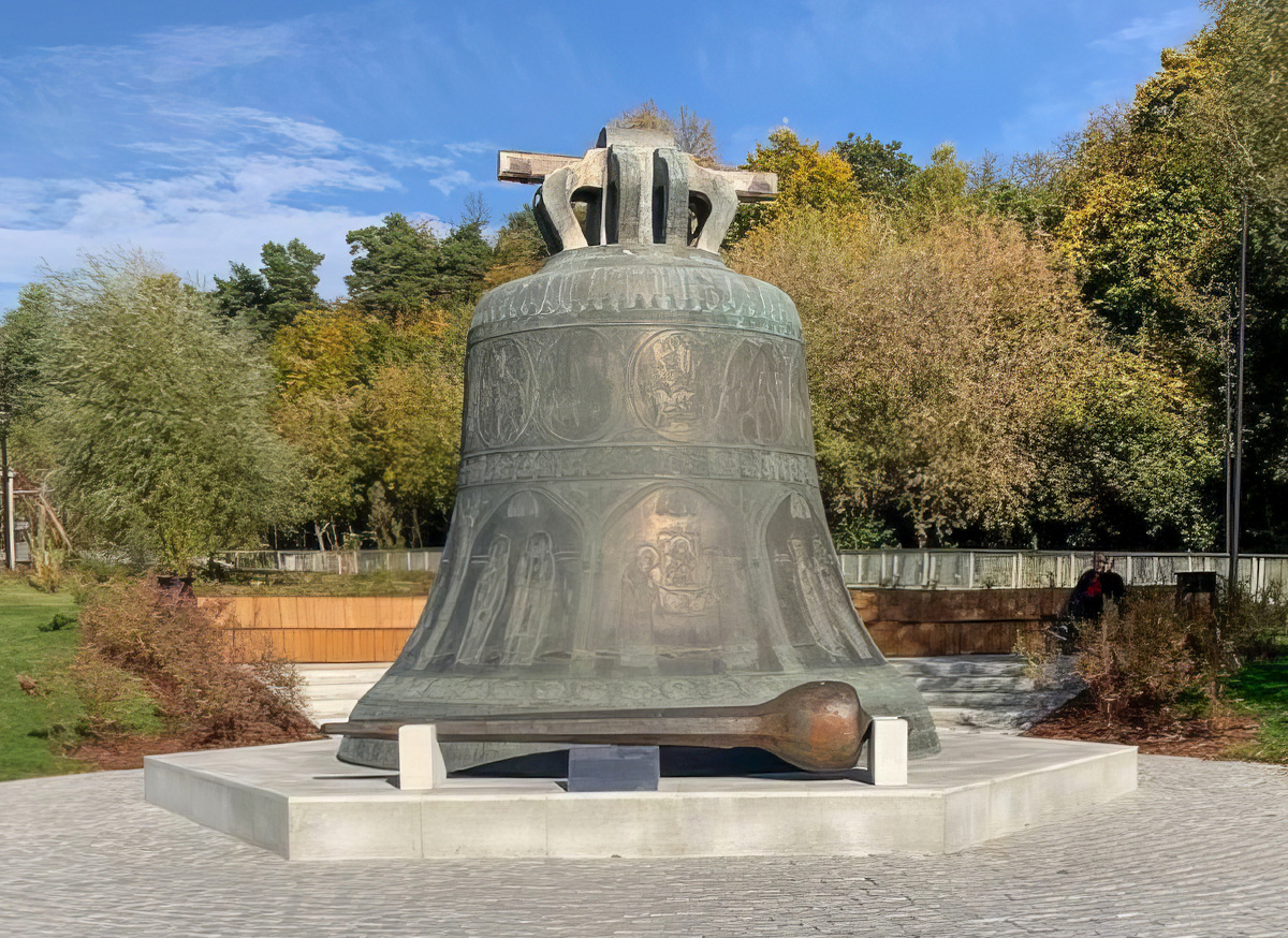 Колокол - символ Звенигорода. По преданию, колокол Саввинского монастыря был слышен в Москве