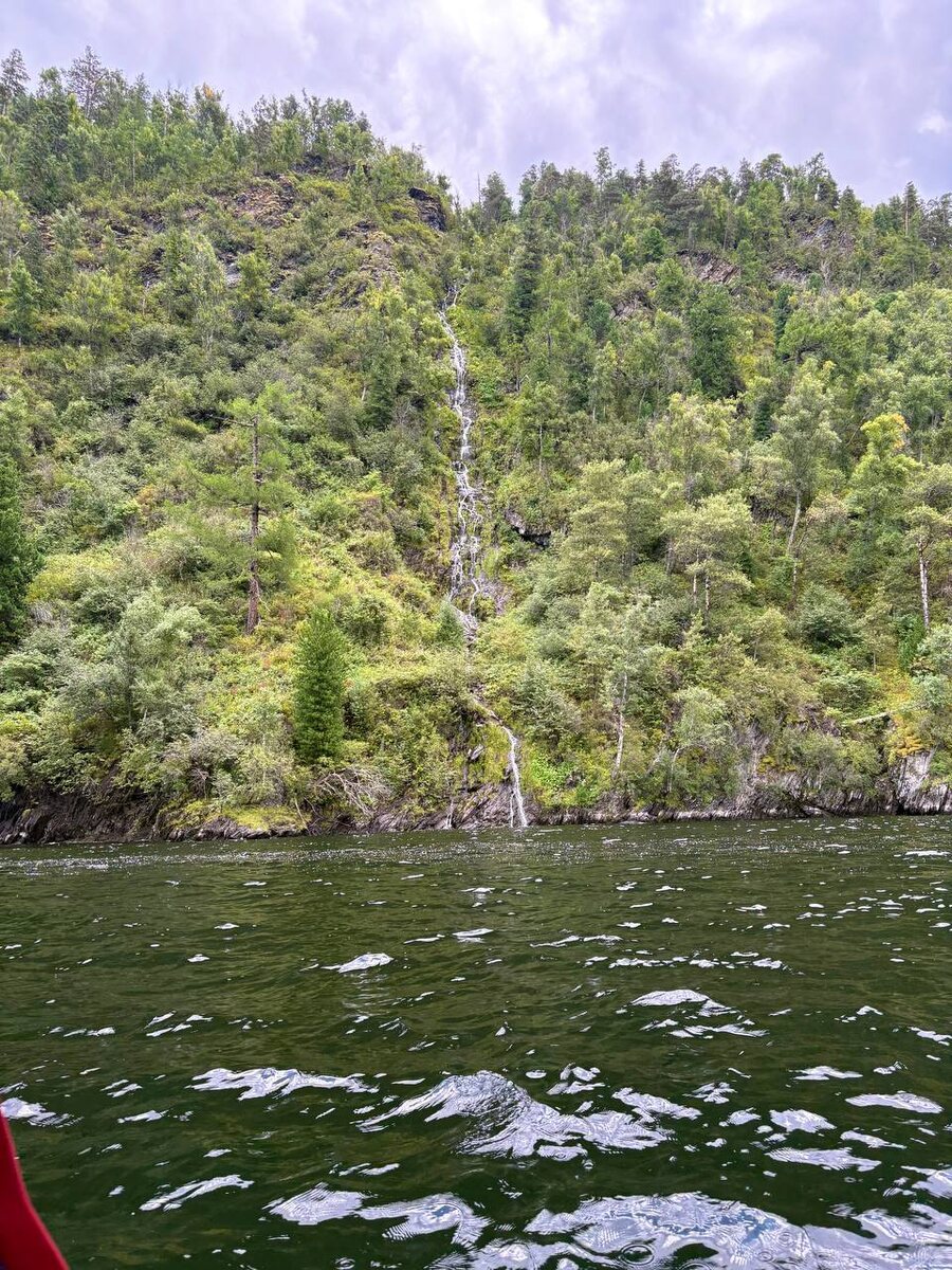 Водопад на берегу Телецкого озера