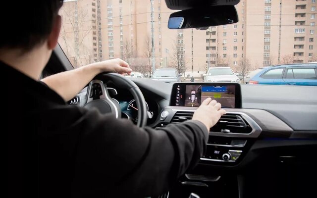 Камеры и парктроники сильно облегчают парковку задним ходом (Фото: Shutterstock)