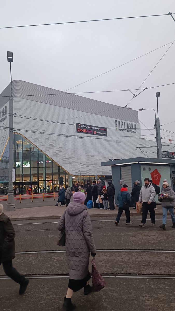 При мне сносили старый и начинали строить новый кинотеатр "Киргизия". И вот наконец построили. Сделали что-то вроде торгового центра