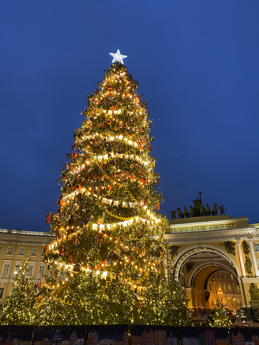 Дворцовая площадь. Декабрь 2023 года. Фото автора.