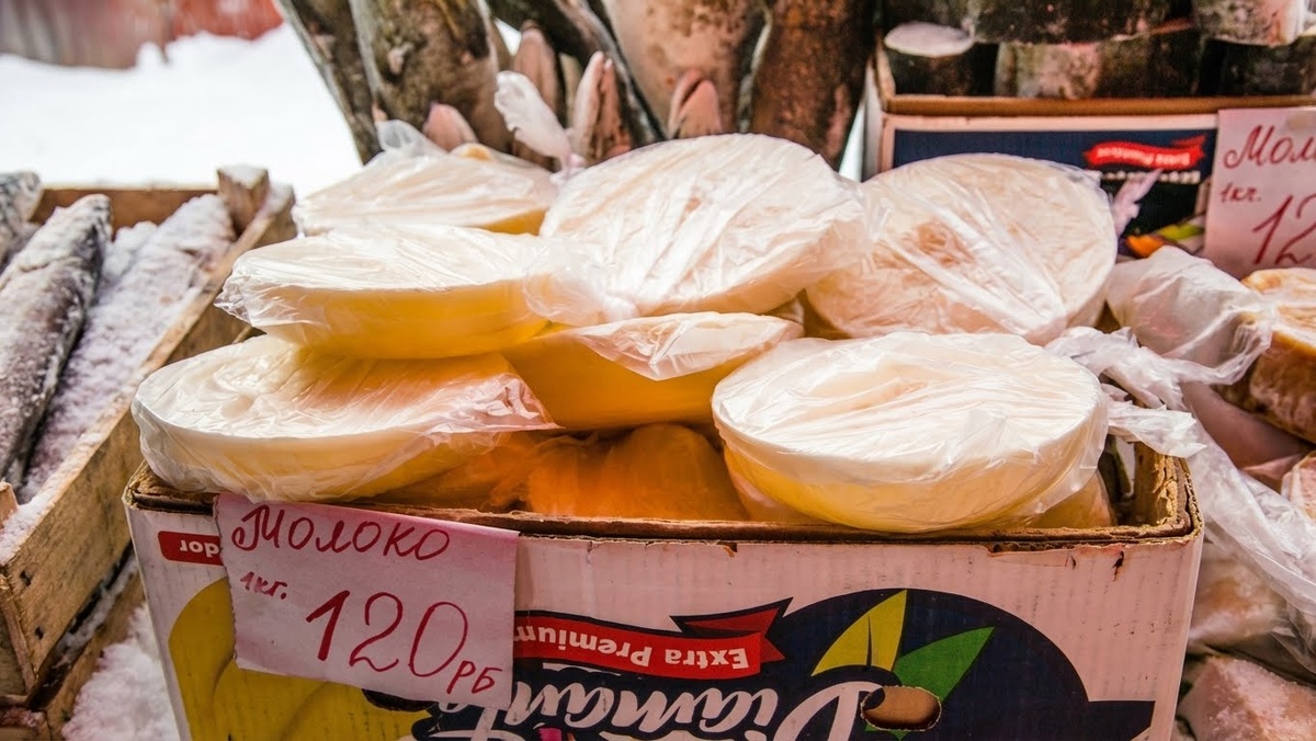 Жители Крайнего Севера складывают замороженное молоко в пакеты