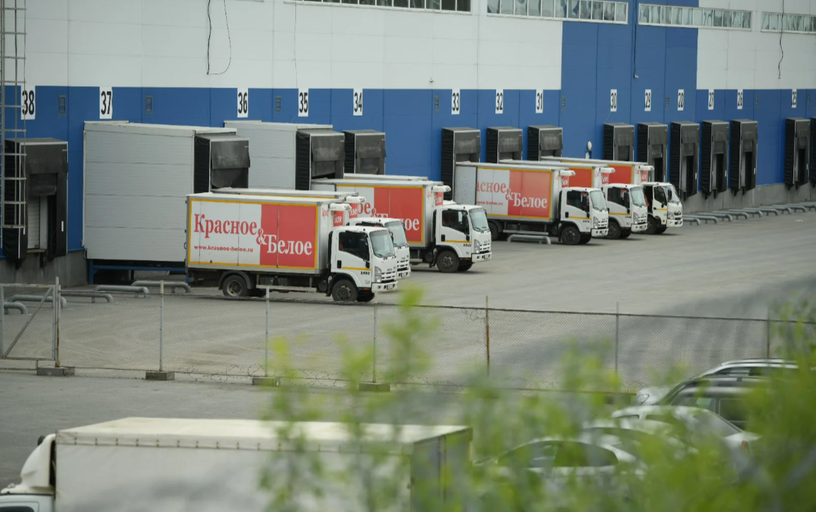 Такие машинки загружаешь. Разгружать нужно гораздо более большие фуры.