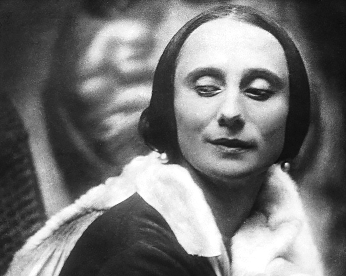 Анна Павловна Павлова — русская балерина, служила в Мариинском театре с 1906 по 1910 год. Признана величайшей танцовщицей XX века.