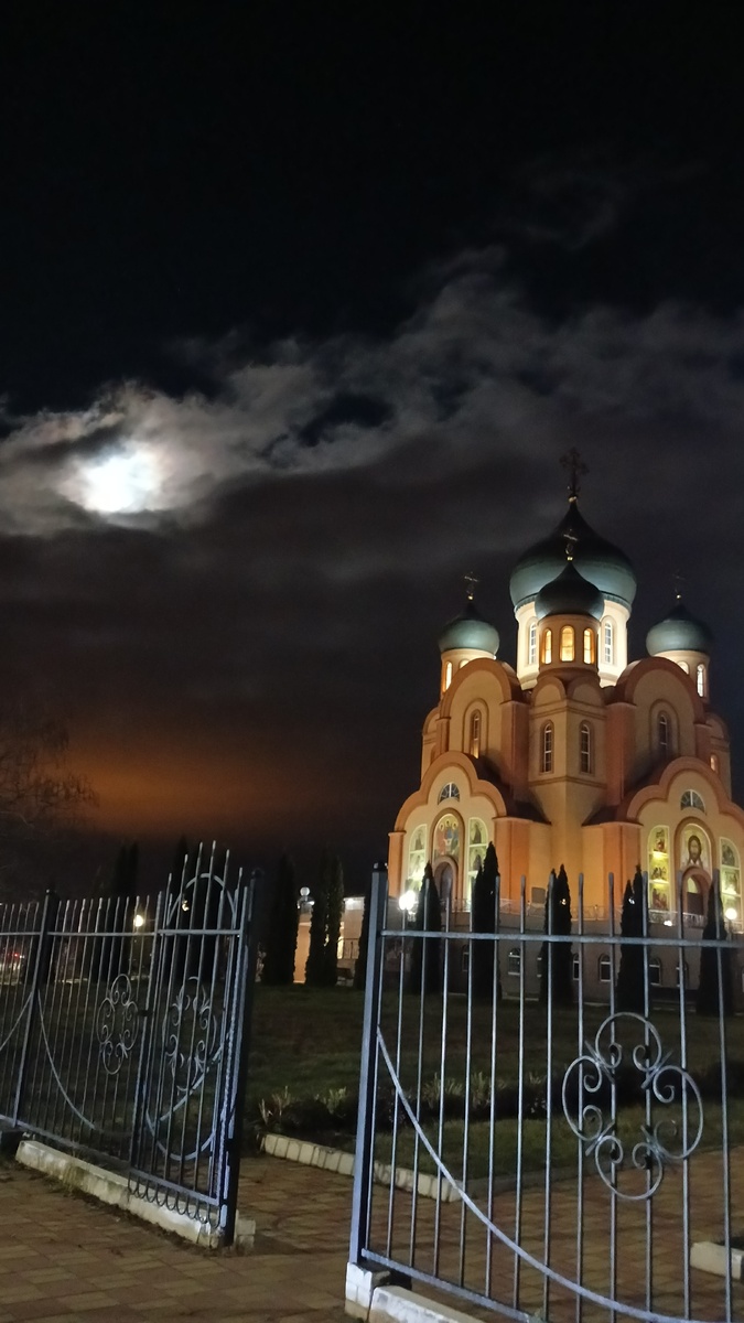 Мимо церкви