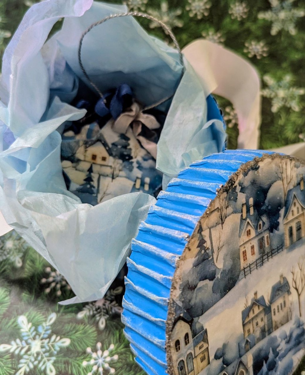 Вот коробочка, тоже с домиками.