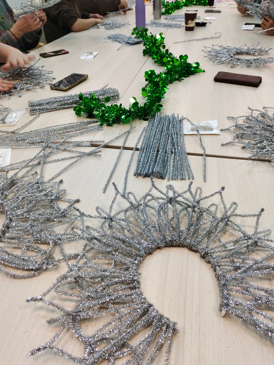 Мастер-класс по новогодней короне из синельной проволоки 