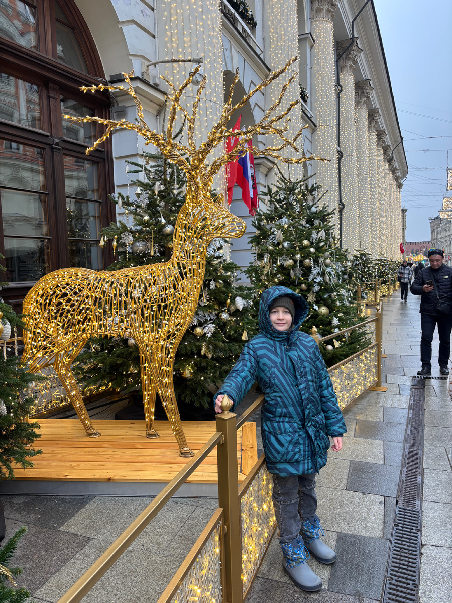 Фото автора. Декабрь, празднично украшенный гостиный двор и нон фикшн - это идеальное сочетание 