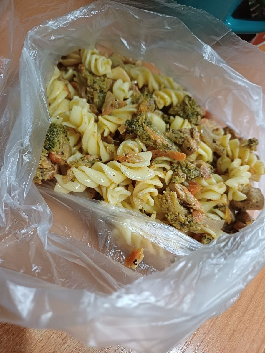 Например, это готовила куриную грудку в сметане с овощами и макаронами. 