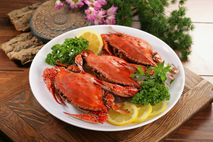 Крабы на блюде