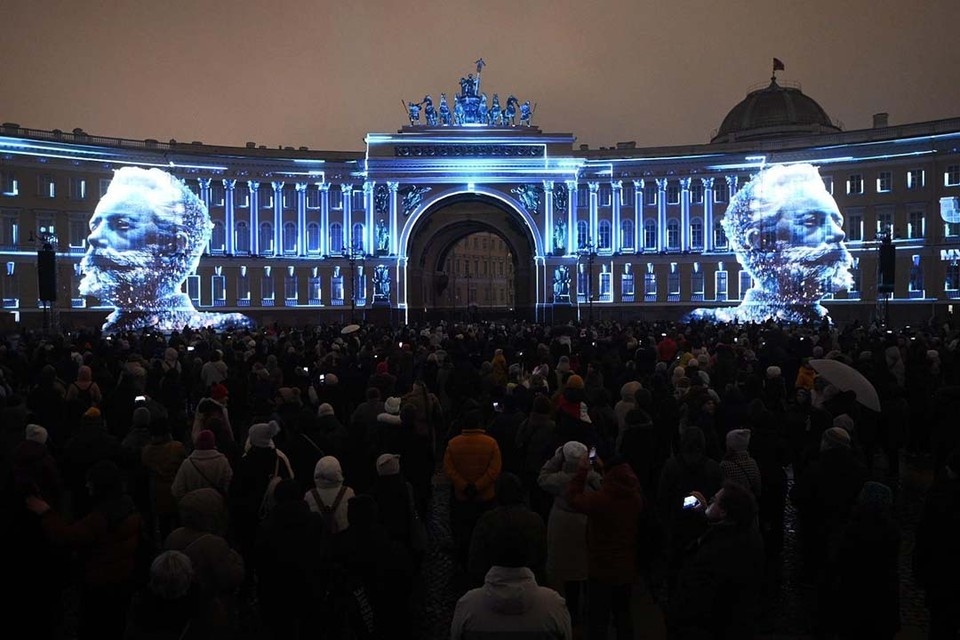    Световые лучи показали главные моменты из творческой и личной биографии композитора. Алексей БУЛАТОВ
