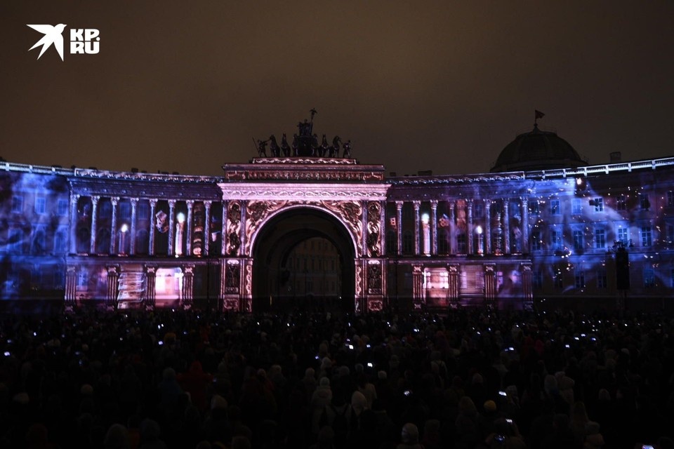    Главный штаб и Штаб Гвардейского корпуса превратились в гигантскую сцену. Алексей БУЛАТОВ