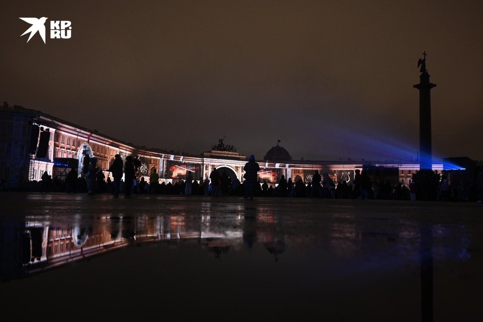    Мультимедийное шоу собрало сотни человек. Алексей БУЛАТОВ