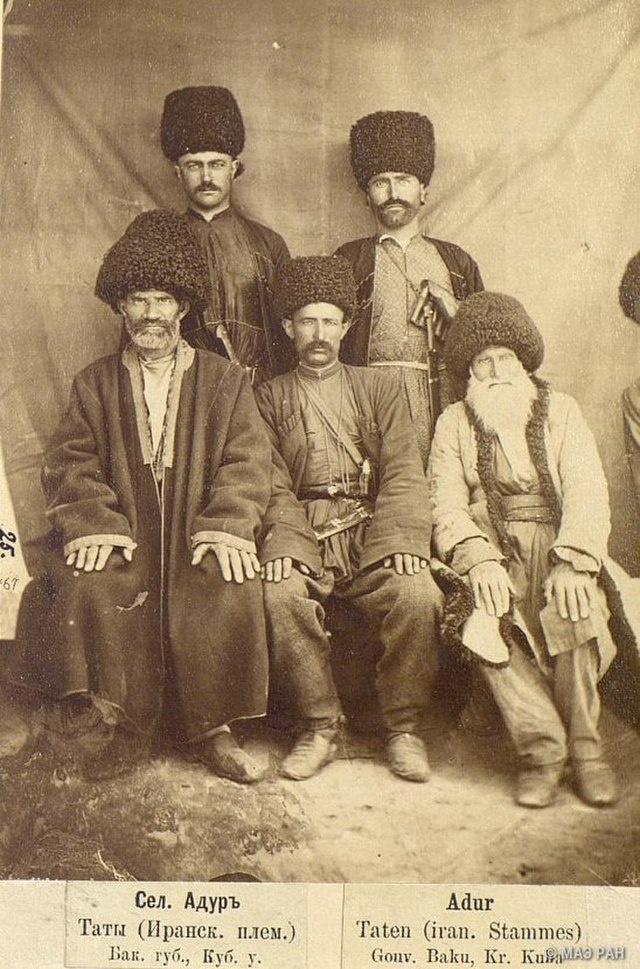 Группа мужчин-татов из селения Адур Кубинского уезда Бакинской губернии (ныне Кубинский район Азербайджана). Фото является общественным достоянием.