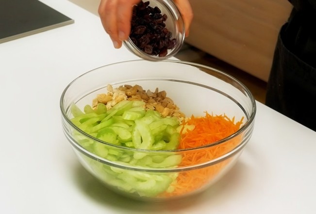 
Сейчас я спокойно добавляю его в салаты, жую на перекусах и понимаю, что организм благодарен. Но самое интересное, конечно, впереди - мысль, которая это все запустила.