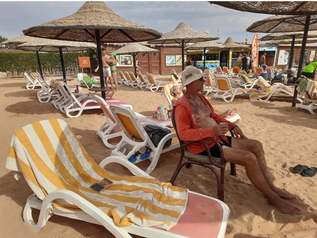 Кому-то в блоге мало Андрея)). Вот он, сидит на стуле, попивает горячий чаёк 