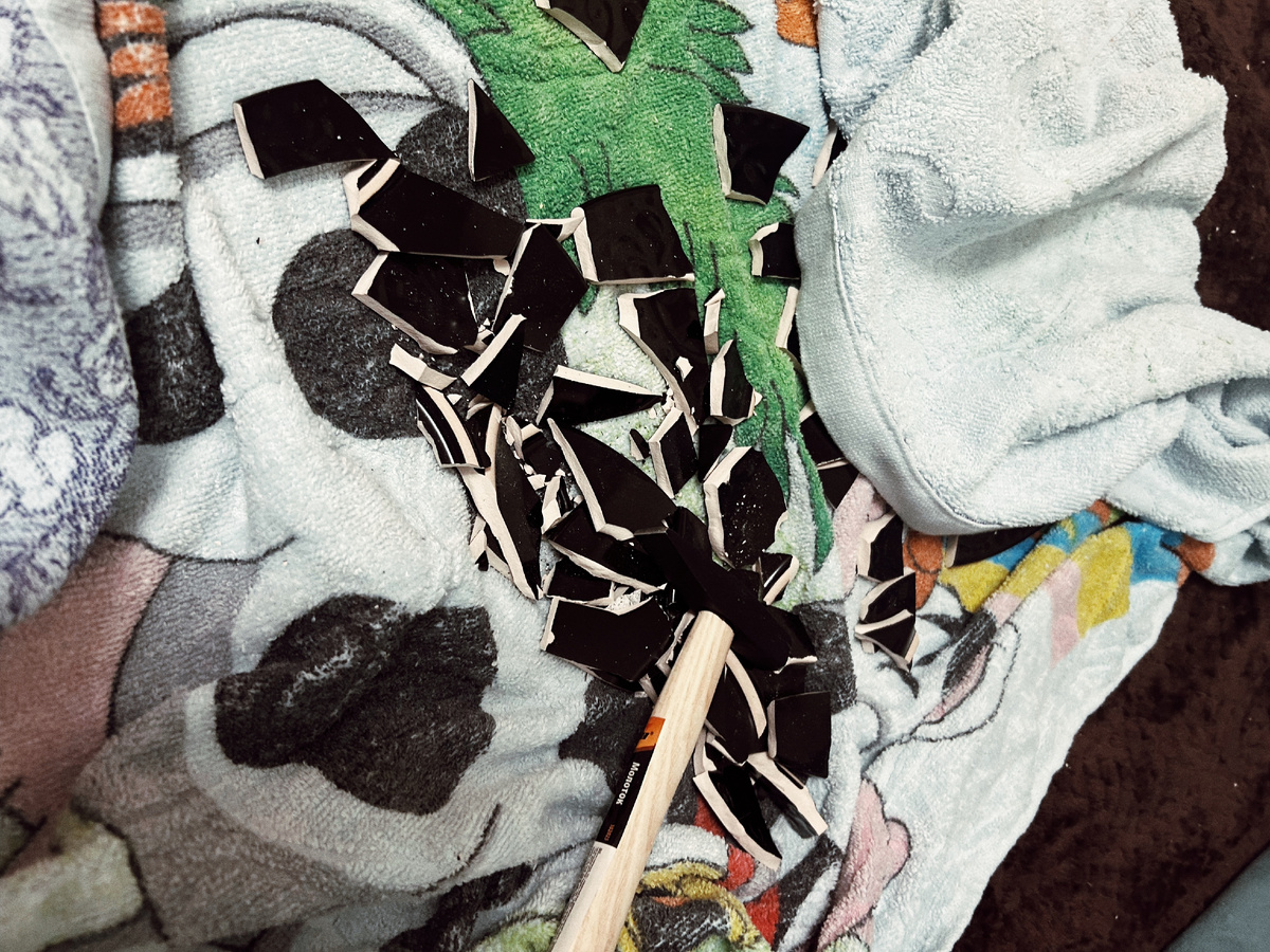 кстати, чтобы на вас не жаловались соседи, то разбивать посуду лучше всего в полотенцах и на диване, чтобы звука было меньше 