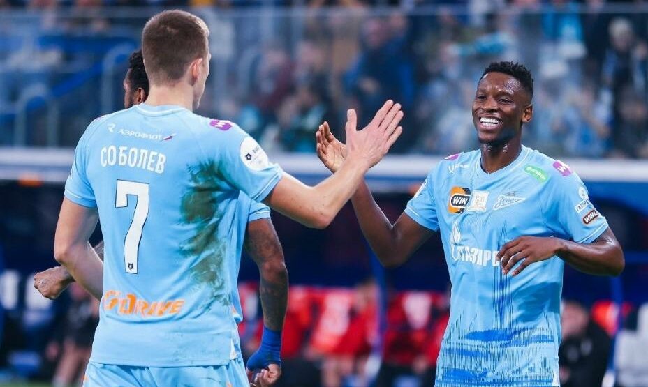    Луис Энрике принимает поздравления с голом. Фото: Соцсети ФК «Зенит»