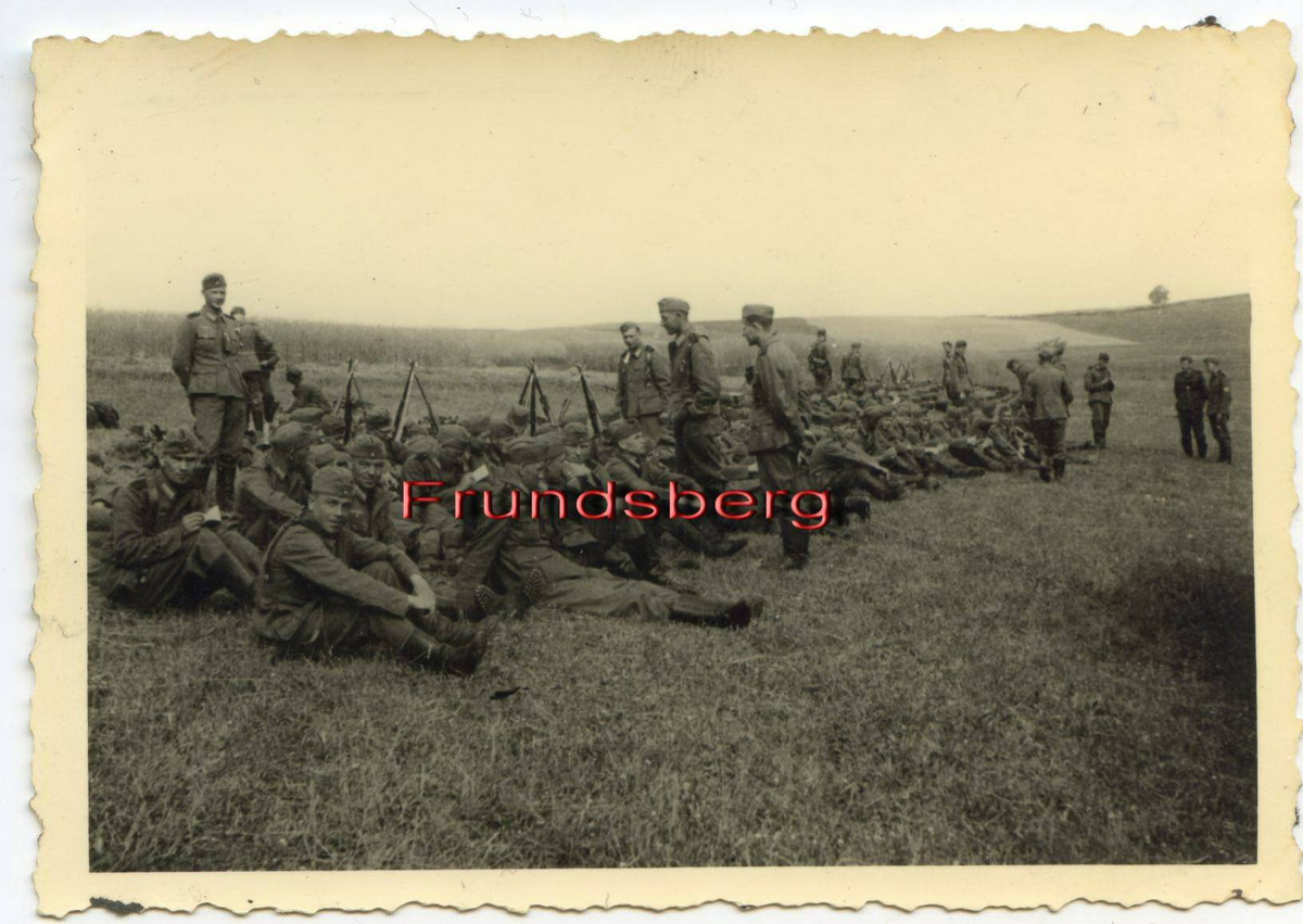 Пособники гитлеровцев из Нахтигаля на отдыхе. Село Панталовичи, 22 июня 1941 года.