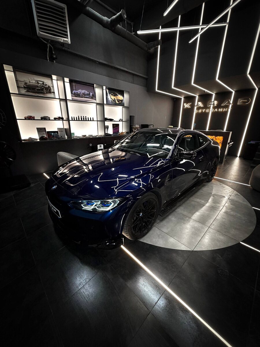премиальный детейлинг-центр KARAD Детейлинг, общий вид цеха с автомобилями в работе