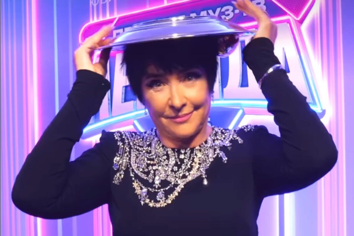    Лолита Милявская с тарелкой МУЗ-ТВ. соцсети