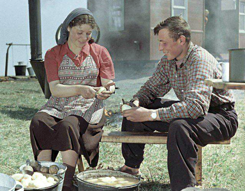 Покорители целины готовят ужин, Кaзахская ССР, 1955 г.