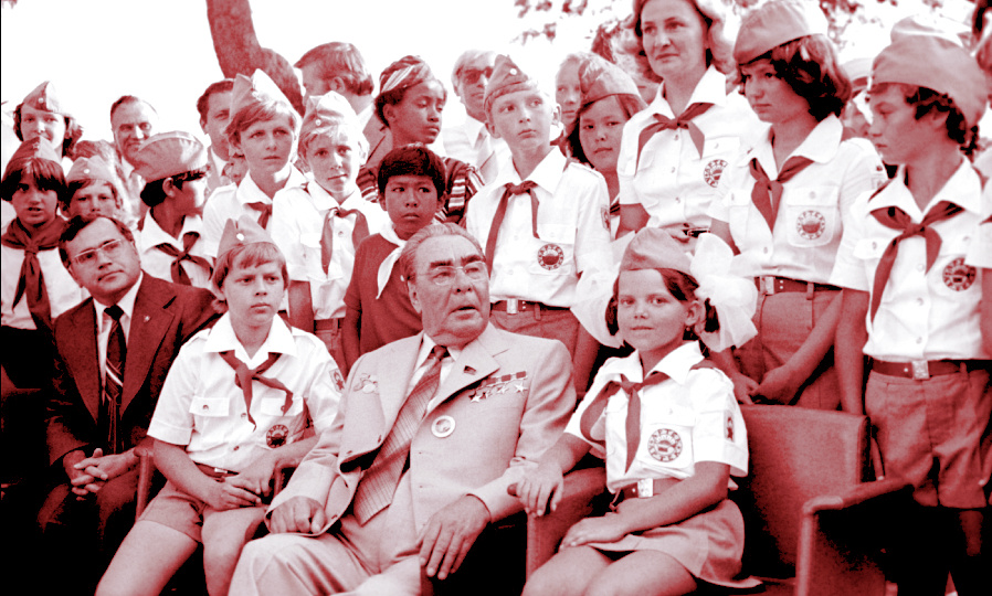 Почему большинство жителей России считает эпоху Брежнева лучшей в истории России? Правы они или нет